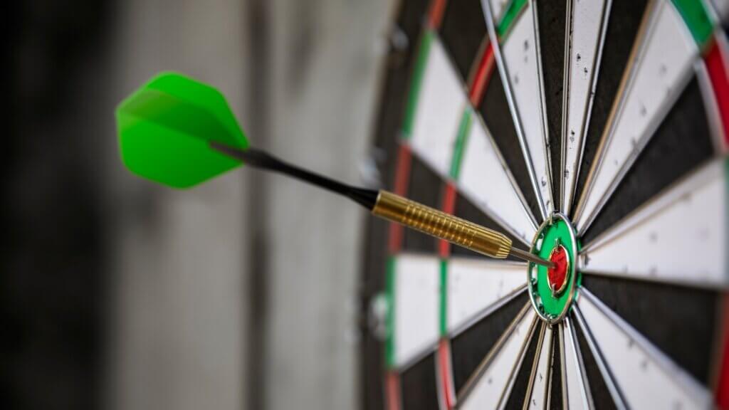 Steel-Darts-Turnierausstattung: Dartpfeil steckt in der Mitte der Dartscheibe