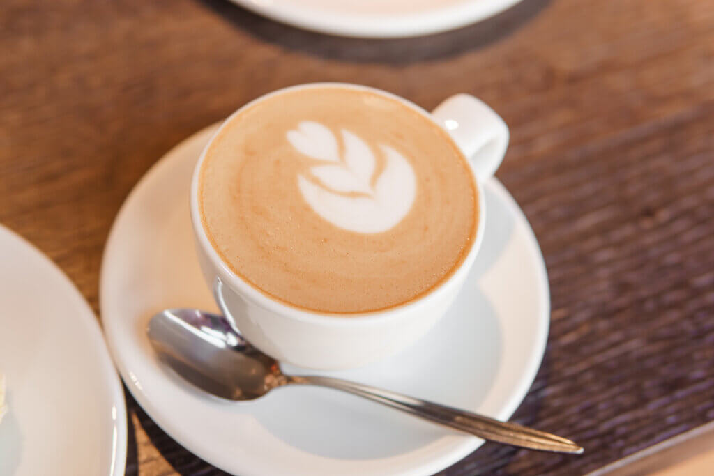 Erweiterung Cafeteria Therapiezentrum Janowicz: Cappuccino in weißer Tassee
